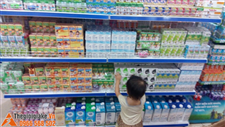 Kệ siêu thị bày hàng sữa tại Lục Ngạn, Bắc Giang